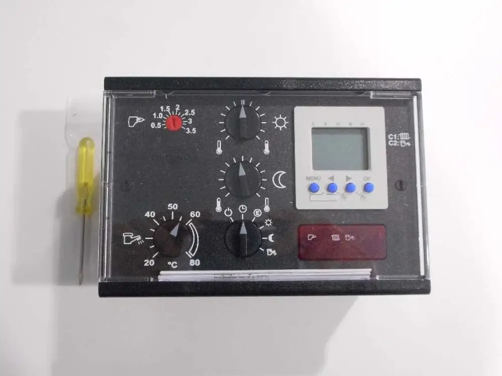 Regler von Remeha mit mehreren Einstellungsdrehknöpfen und LCD-Display. Bedienelemente zur Steuerung von Temperatur und anderen Funktionen.